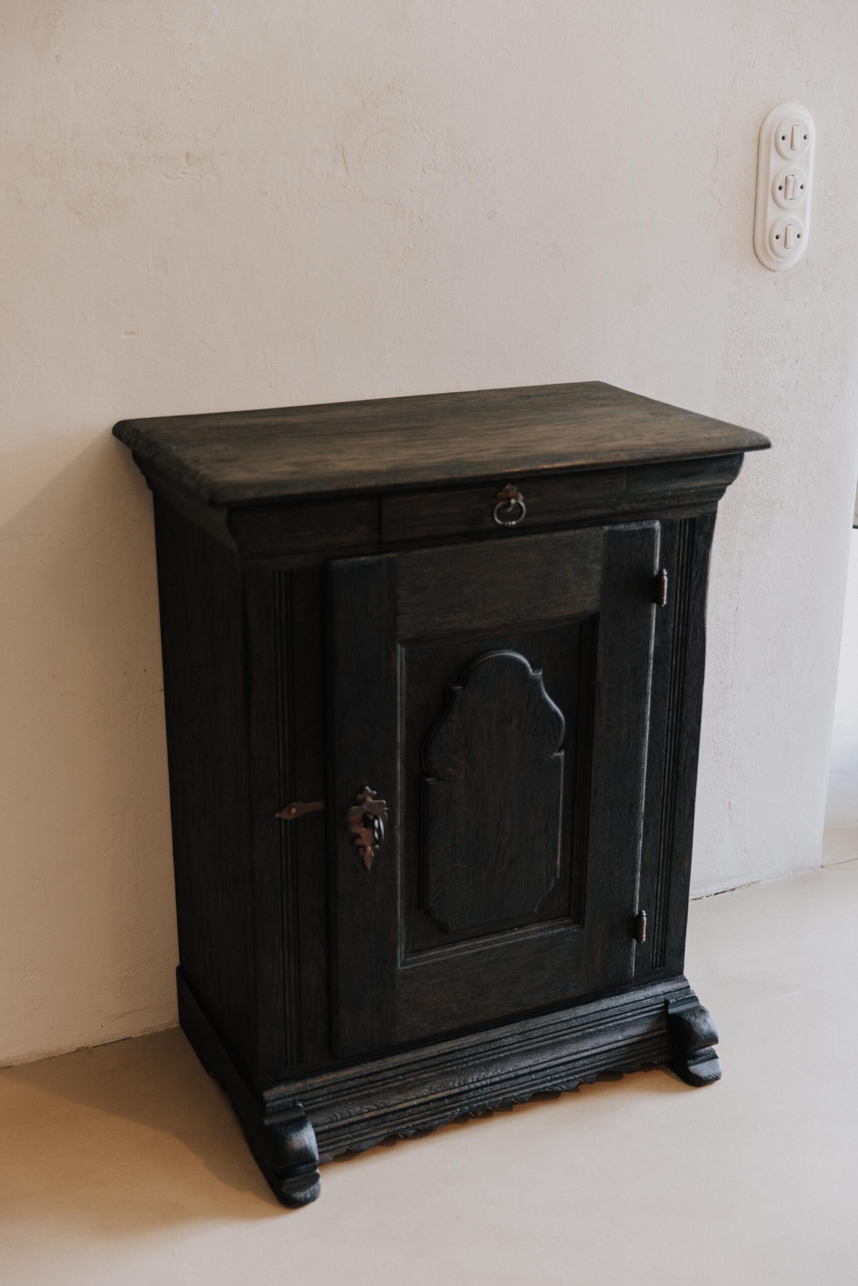 Kommode antik schwarz - Kommode vintage - Kommode Holz - Kommode antik - Kommode Eiche massiv oder Buche - Kommode alt - Kommode design holz Unikat 6 Kommode antik schwarz - Kommode vintage - Kommode Holz - Kommode antik - Kommode Eiche massiv oder Buche - Kommode alt - Kommode design holz – Bild 7