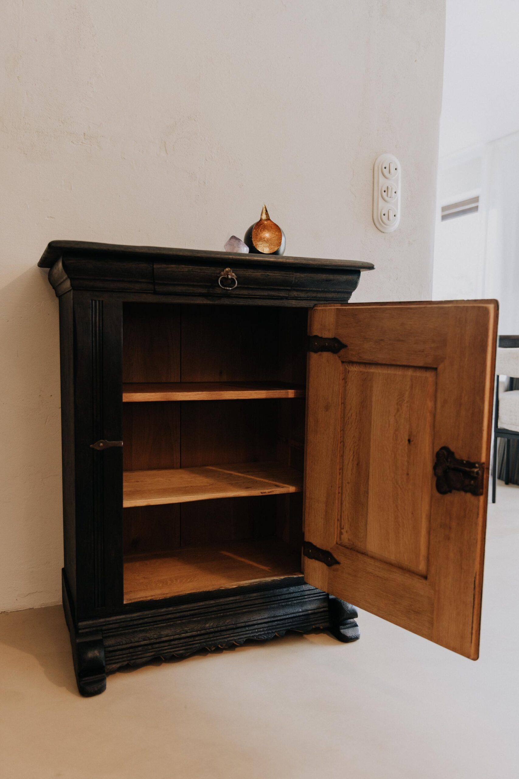 Kommode antik schwarz - Kommode vintage - Kommode Holz - Kommode antik - Kommode Eiche massiv oder Buche - Kommode alt - Kommode design holz Unikat 2 Kommode antik schwarz - Kommode vintage - Kommode Holz - Kommode antik - Kommode Eiche massiv oder Buche - Kommode alt - Kommode design holz – Bild 3