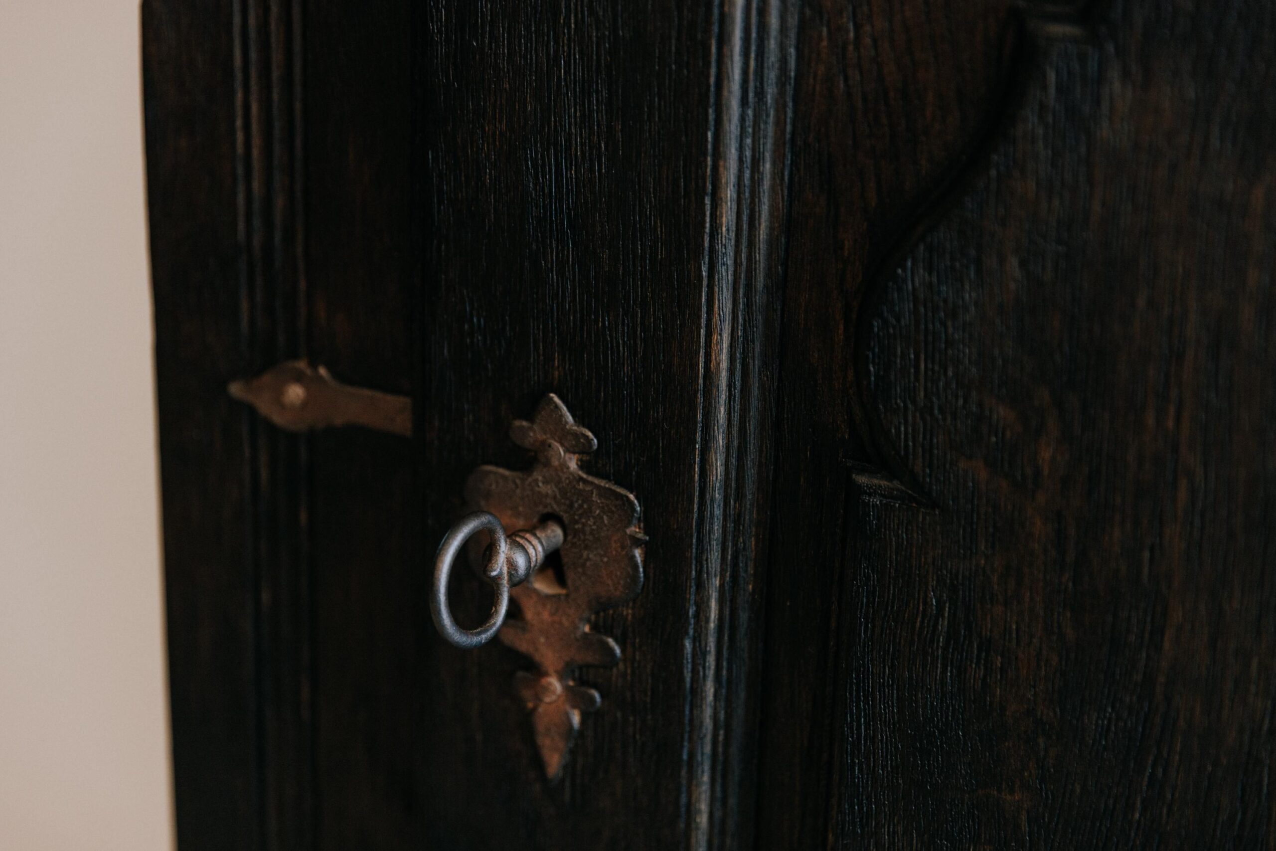 Kommode antik schwarz - Kommode vintage - Kommode Holz - Kommode antik - Kommode Eiche massiv oder Buche - Kommode alt - Kommode design holz Unikat 5 Kommode antik schwarz - Kommode vintage - Kommode Holz - Kommode antik - Kommode Eiche massiv oder Buche - Kommode alt - Kommode design holz – Bild 6