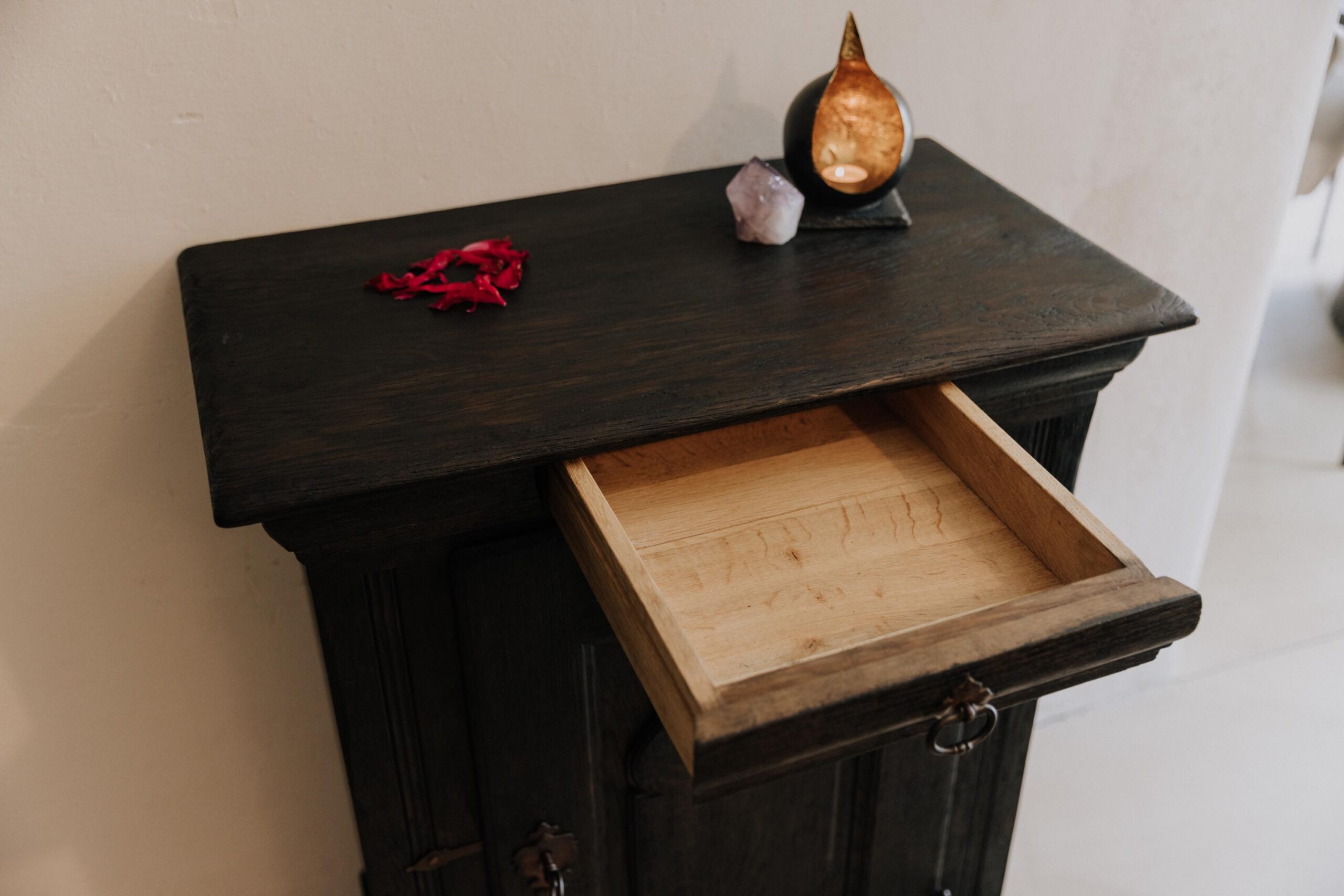 Kommode antik schwarz - Kommode vintage - Kommode Holz - Kommode antik - Kommode Eiche massiv oder Buche - Kommode alt - Kommode design holz Unikat 4 Kommode antik schwarz - Kommode vintage - Kommode Holz - Kommode antik - Kommode Eiche massiv oder Buche - Kommode alt - Kommode design holz – Bild 5