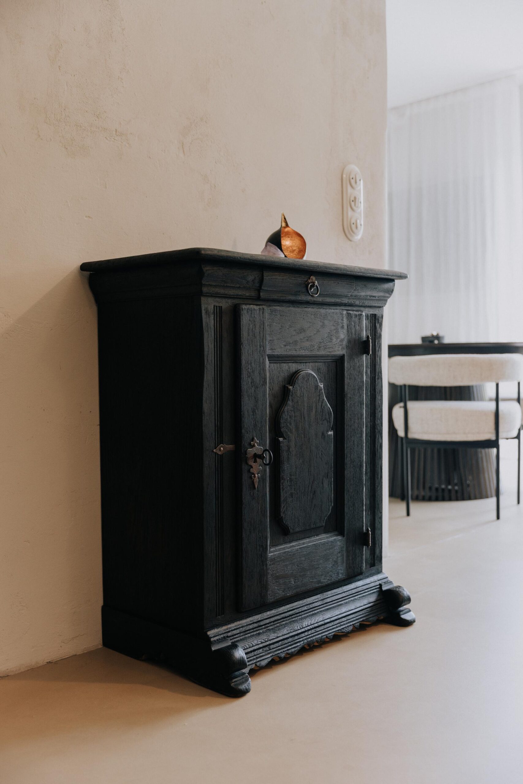 Kommode antik schwarz - Kommode vintage - Kommode Holz - Kommode antik - Kommode Eiche massiv oder Buche - Kommode alt - Kommode design holz Unikat 8 Kommode antik schwarz - Kommode vintage - Kommode Holz - Kommode antik - Kommode Eiche massiv oder Buche - Kommode alt - Kommode design holz – Bild 9