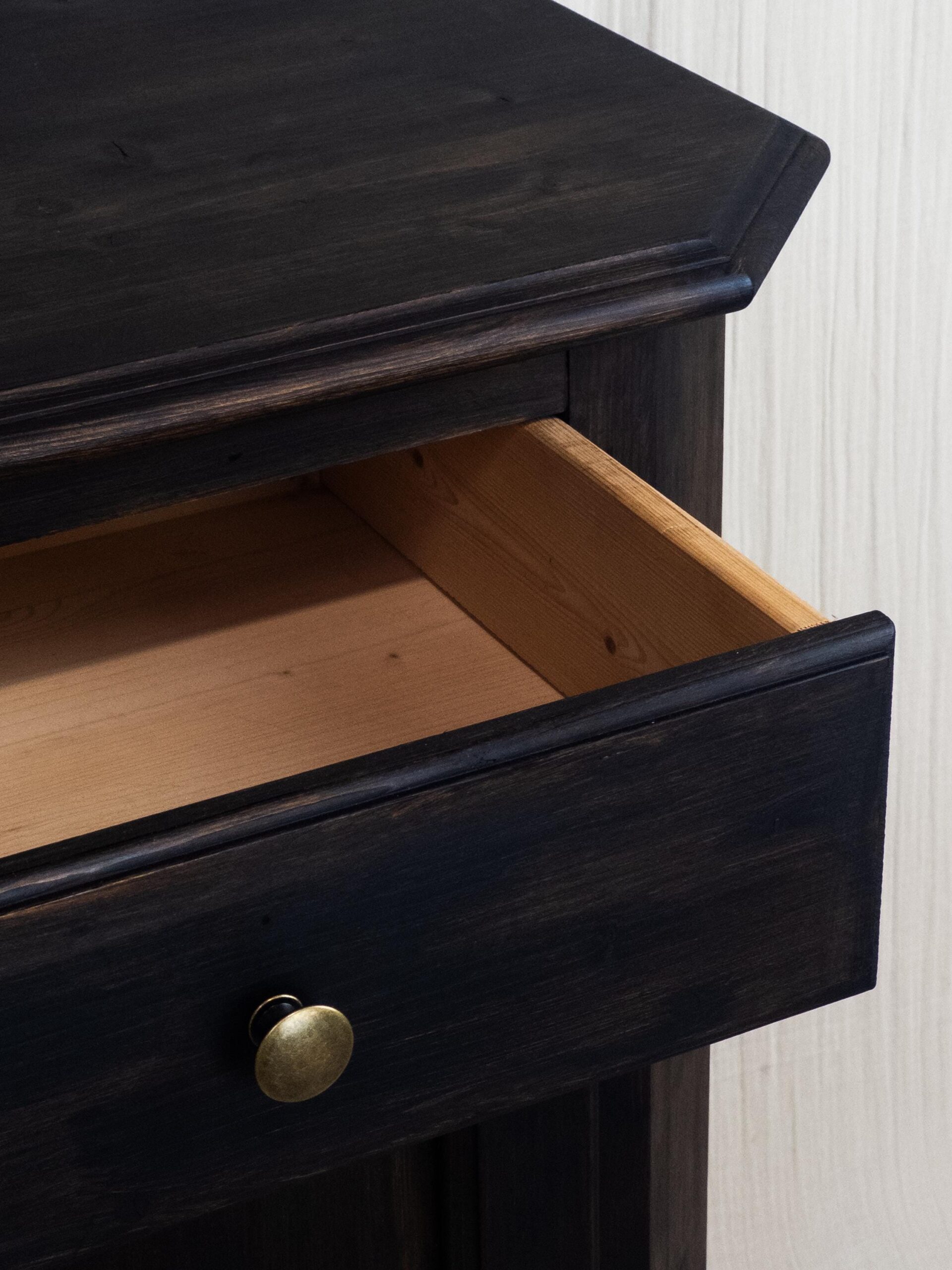 Kommode aus Holz - Schrank (Alt und Antik) im Vintage Stil, TV Schrank Eiche massiv, Massivholz - schmal / hochkant - Kommode Vintage Eiche Unikat 2 Kommode aus Holz - Schrank (Alt und Antik) im Vintage Stil, TV Schrank Eiche massiv, Massivholz - schmal / hochkant - Kommode Vintage Eiche – Bild 3