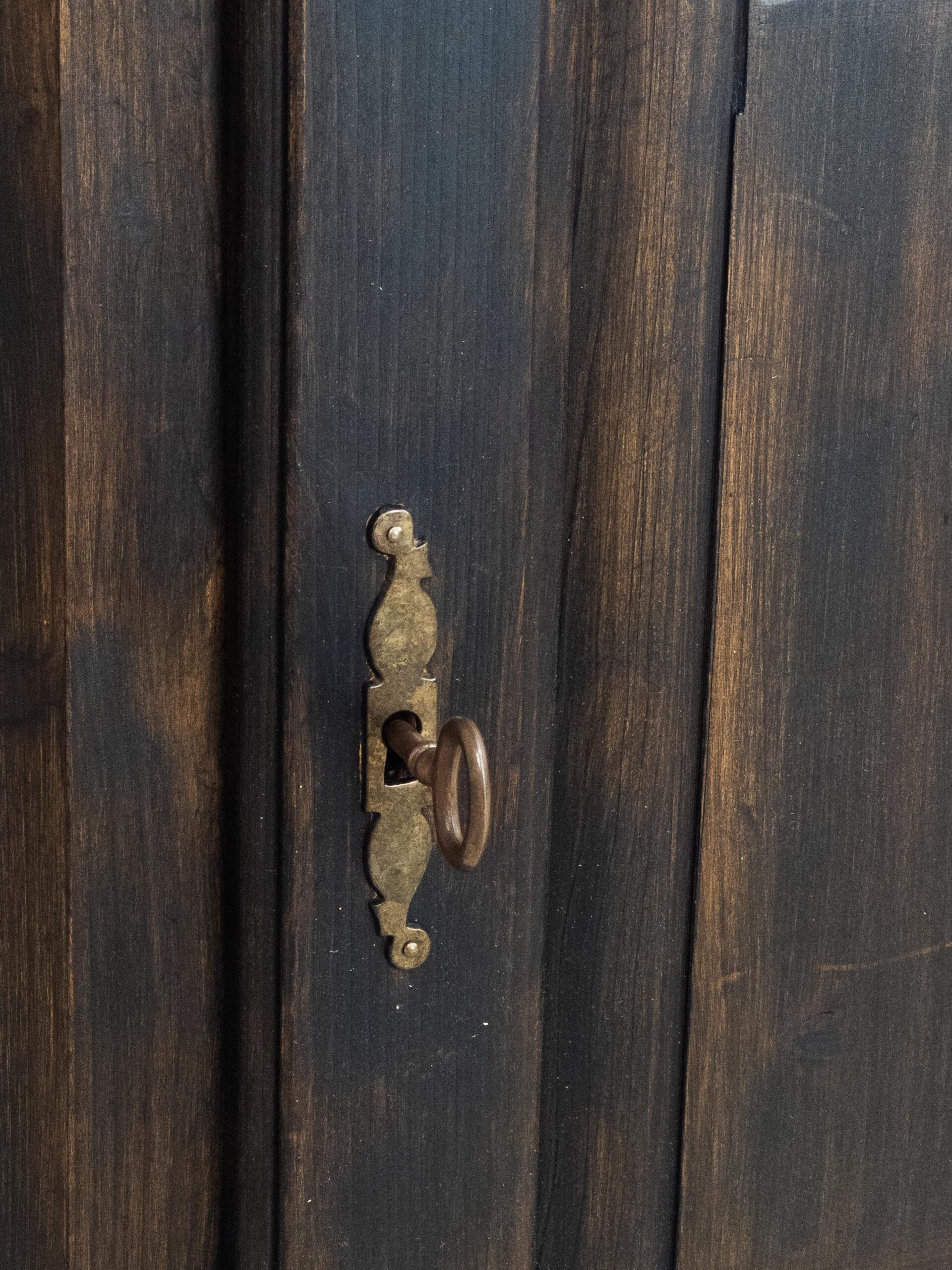 Kommode aus Holz - Schrank (Alt und Antik) im Vintage Stil, TV Schrank Eiche massiv, Massivholz - schmal / hochkant - Kommode Vintage Eiche Unikat 5 Kommode aus Holz - Schrank (Alt und Antik) im Vintage Stil, TV Schrank Eiche massiv, Massivholz - schmal / hochkant - Kommode Vintage Eiche – Bild 6