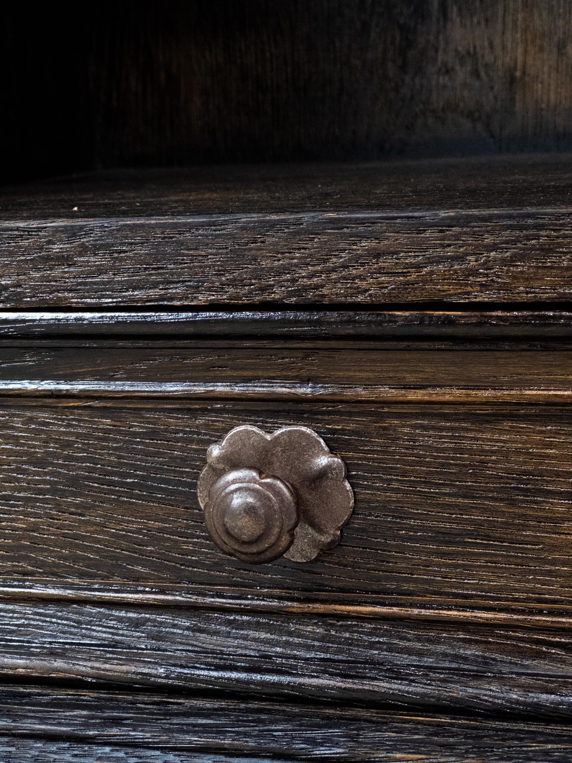 Vollholz Hängeschrank Vintage massiv - Vintage Wandschrank aus Eiche - Hängeschrank aus Holz massiv – Wandschrank aus Altholz Vintage Unikat 4 Vollholz Hängeschrank Vintage massiv - Vintage Wandschrank aus Eiche - Hängeschrank aus Holz massiv – Wandschrank aus Altholz Vintage – Bild 5