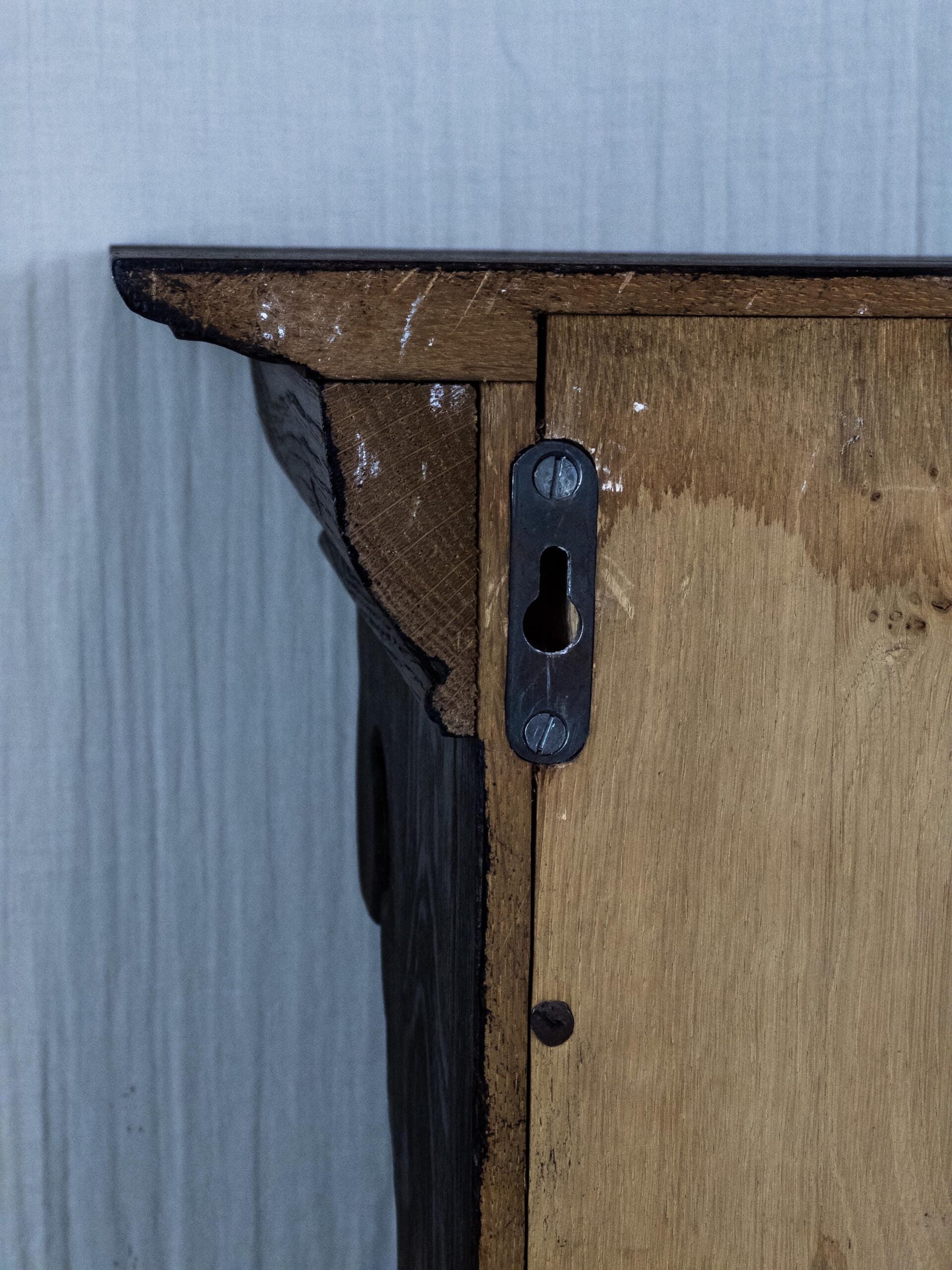 Vollholz Hängeschrank Vintage massiv - Vintage Wandschrank aus Eiche - Hängeschrank aus Holz massiv – Wandschrank aus Altholz Vintage Unikat 9 Vollholz Hängeschrank Vintage massiv - Vintage Wandschrank aus Eiche - Hängeschrank aus Holz massiv – Wandschrank aus Altholz Vintage – Bild 10