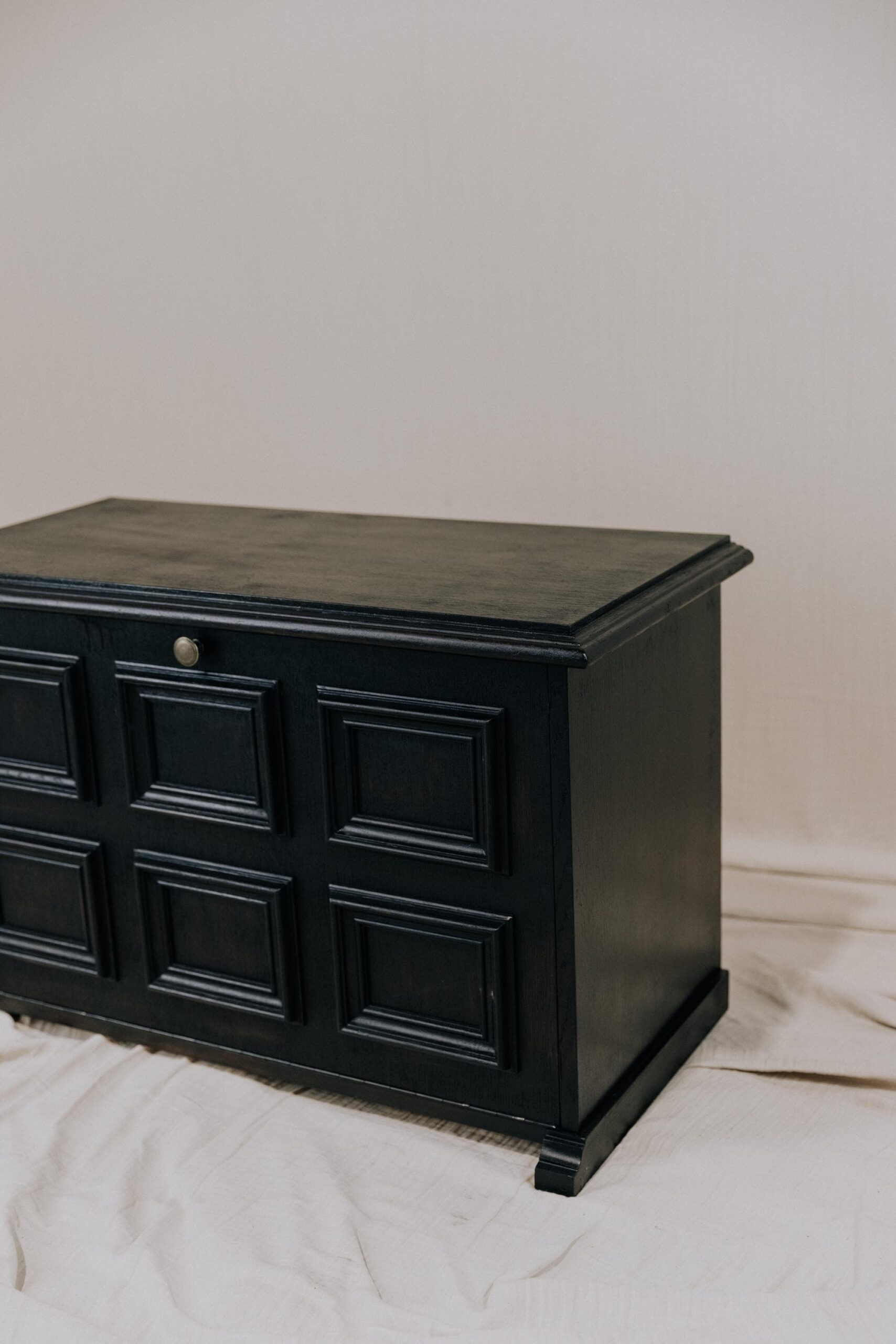 Schuhschrank Vintage schwarz – Schuhschrank antik aus Vollholz Eiche massiv – Echtholz Flurschrank Landhausstil - Schuhschrank schmal hoch Unikat 1 Schuhschrank Vintage schwarz – Schuhschrank antik aus Vollholz Eiche massiv – Echtholz Flurschrank Landhausstil - Schuhschrank schmal hoch – Bild 2