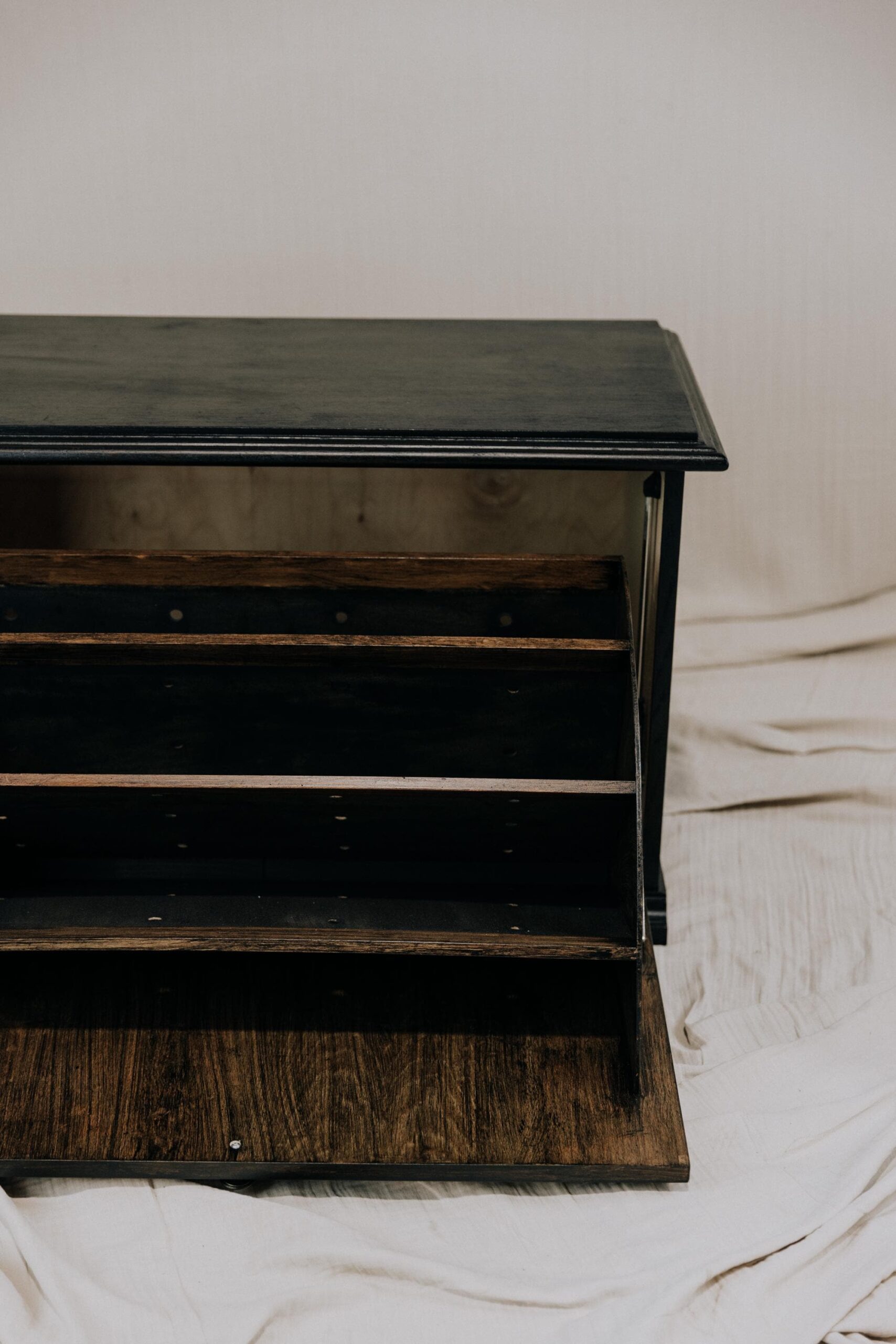 Schuhschrank Vintage schwarz – Schuhschrank antik aus Vollholz Eiche massiv – Echtholz Flurschrank Landhausstil - Schuhschrank schmal hoch Unikat 3 Schuhschrank Vintage schwarz – Schuhschrank antik aus Vollholz Eiche massiv – Echtholz Flurschrank Landhausstil - Schuhschrank schmal hoch – Bild 4