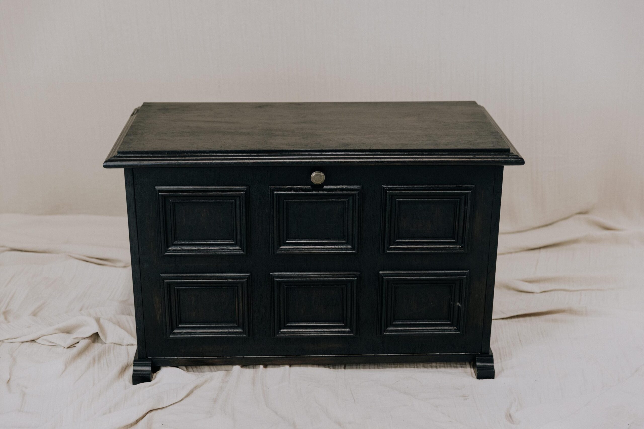 Schuhschrank Vintage schwarz – Schuhschrank antik aus Vollholz Eiche massiv – Echtholz Flurschrank Landhausstil - Schuhschrank schmal hoch Unikat Schuhschrank Vintage schwarz – Schuhschrank antik aus Vollholz Eiche massiv – Echtholz Flurschrank Landhausstil - Schuhschrank schmal hoch