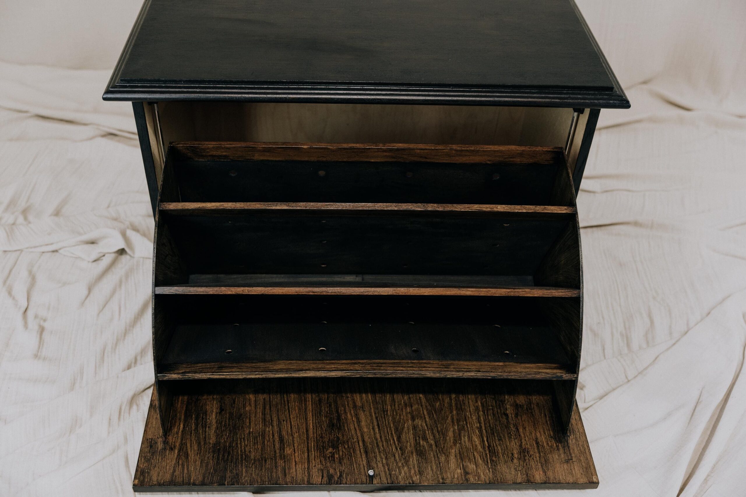 Schuhschrank Vintage schwarz – Schuhschrank antik aus Vollholz Eiche massiv – Echtholz Flurschrank Landhausstil - Schuhschrank schmal hoch Unikat 2 Schuhschrank Vintage schwarz – Schuhschrank antik aus Vollholz Eiche massiv – Echtholz Flurschrank Landhausstil - Schuhschrank schmal hoch – Bild 3