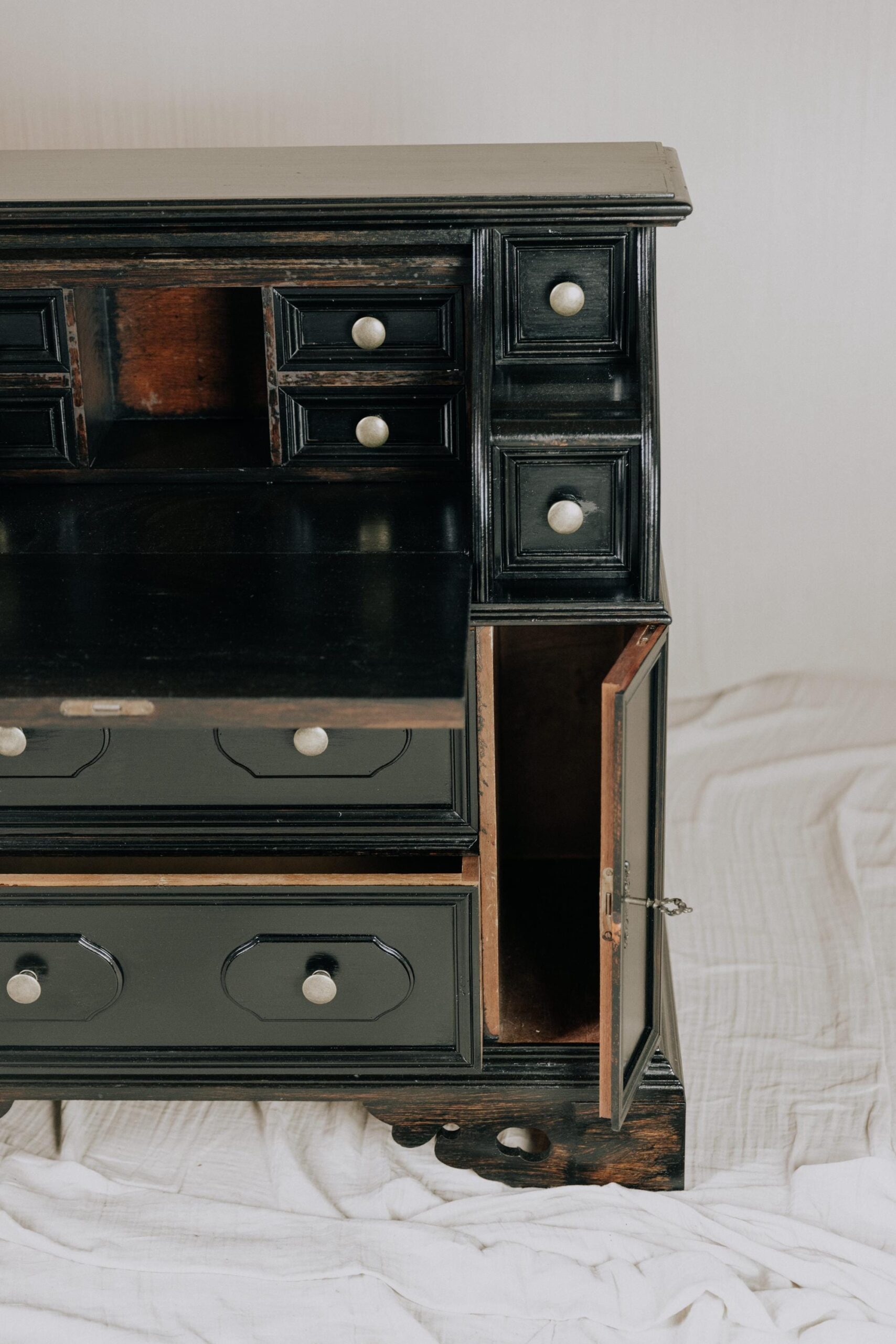 Sekretär antik schwarz aus massivem Holz – Eleganter Schreibschrank für stilvolle Einrichtung - Sekretär Vintage aus Massiv Altholz schwarz Unikat 2 Sekretär antik schwarz aus massivem Holz – Eleganter Schreibschrank für stilvolle Einrichtung - Sekretär Vintage aus Massiv Altholz schwarz – Bild 3