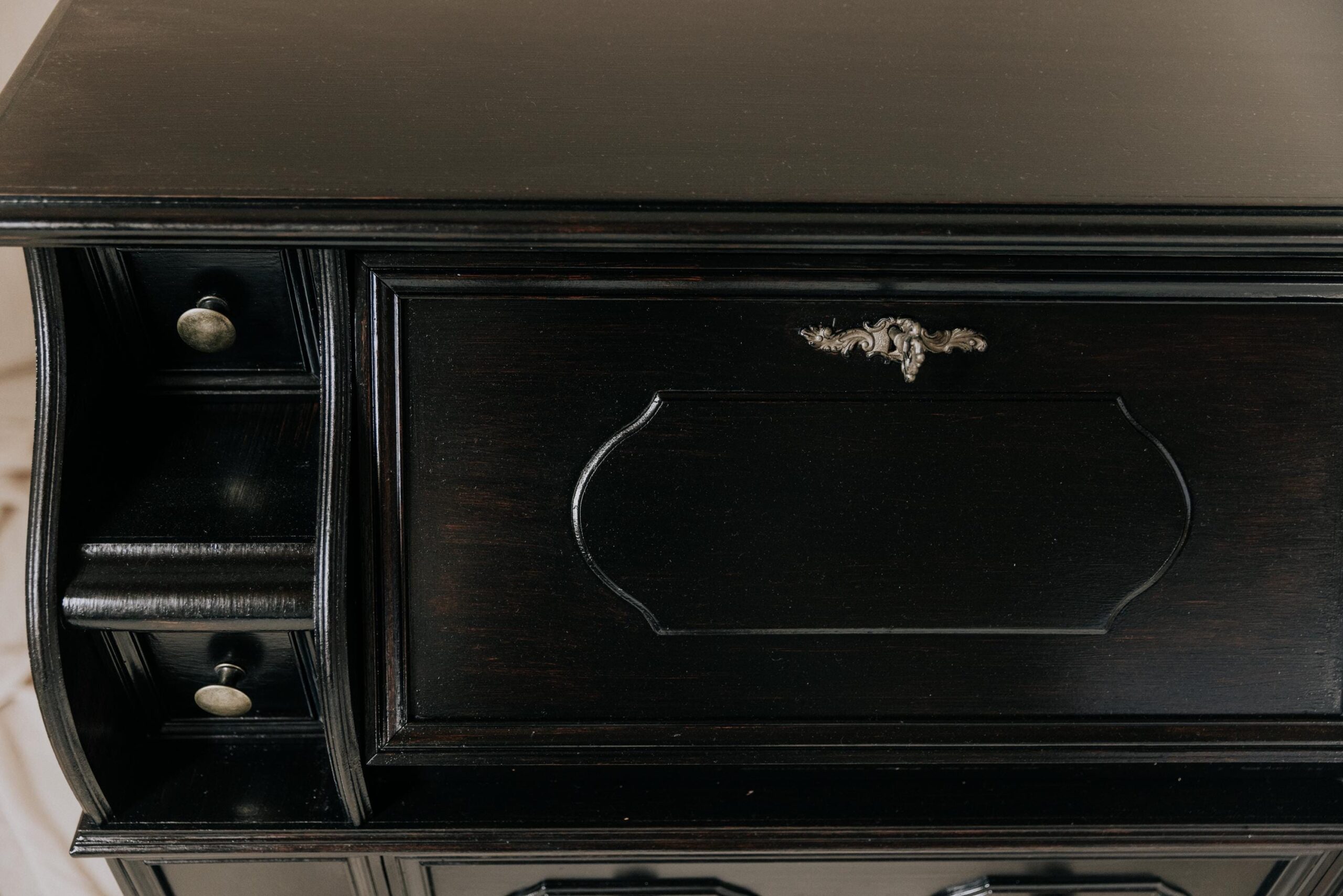Sekretär antik schwarz aus massivem Holz – Eleganter Schreibschrank für stilvolle Einrichtung - Sekretär Vintage aus Massiv Altholz schwarz Unikat 5 Sekretär antik schwarz aus massivem Holz – Eleganter Schreibschrank für stilvolle Einrichtung - Sekretär Vintage aus Massiv Altholz schwarz – Bild 6