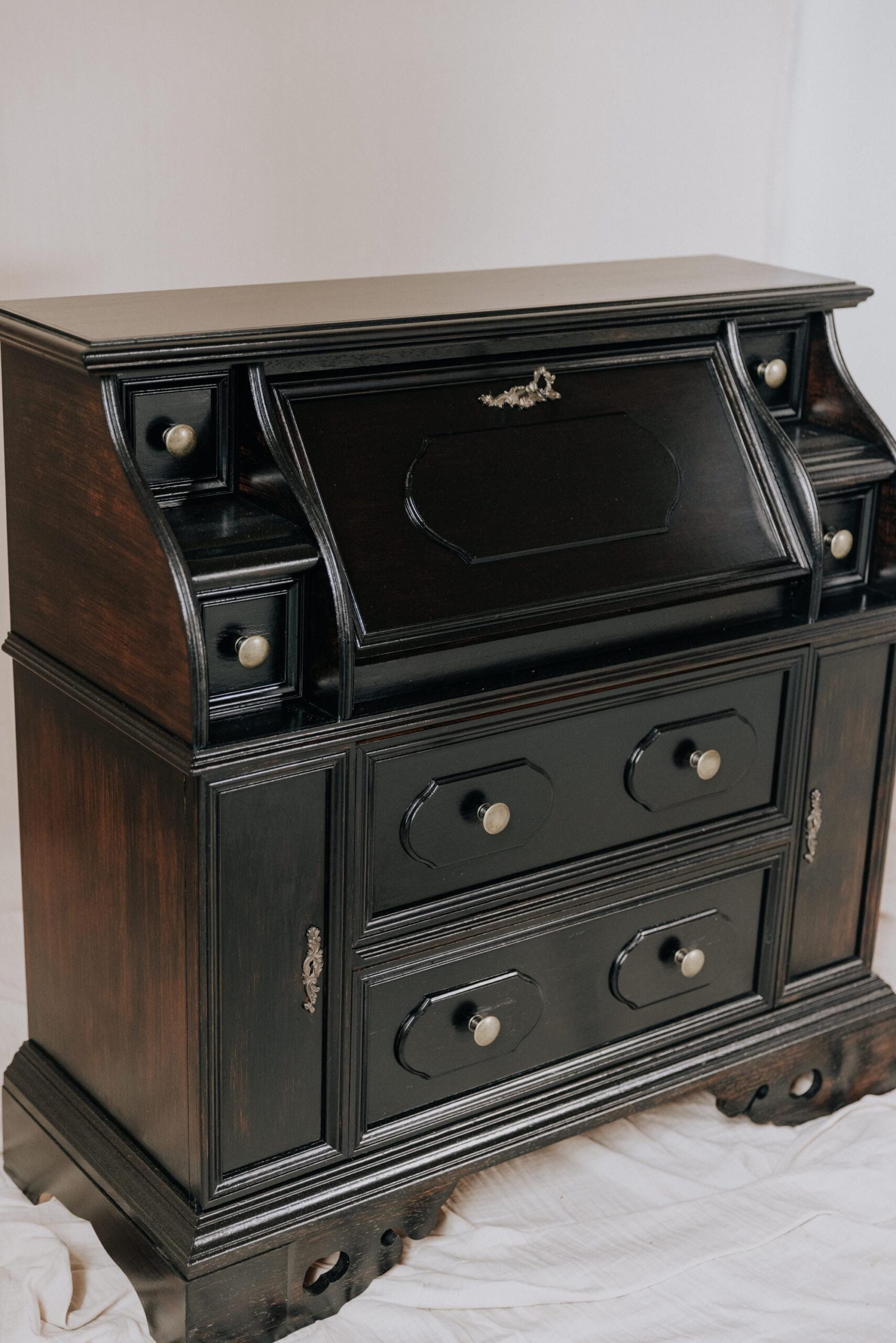 Sekretär antik schwarz aus massivem Holz – Eleganter Schreibschrank für stilvolle Einrichtung - Sekretär Vintage aus Massiv Altholz schwarz Unikat 7 Sekretär antik schwarz aus massivem Holz – Eleganter Schreibschrank für stilvolle Einrichtung - Sekretär Vintage aus Massiv Altholz schwarz – Bild 8
