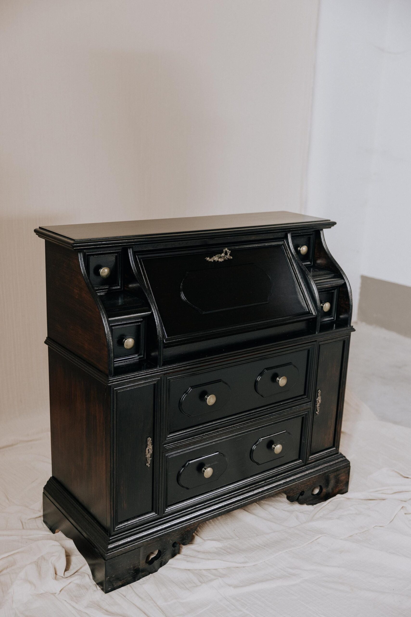 Sekretär antik schwarz aus massivem Holz – Eleganter Schreibschrank für stilvolle Einrichtung - Sekretär Vintage aus Massiv Altholz schwarz Unikat 6 Sekretär antik schwarz aus massivem Holz – Eleganter Schreibschrank für stilvolle Einrichtung - Sekretär Vintage aus Massiv Altholz schwarz – Bild 7