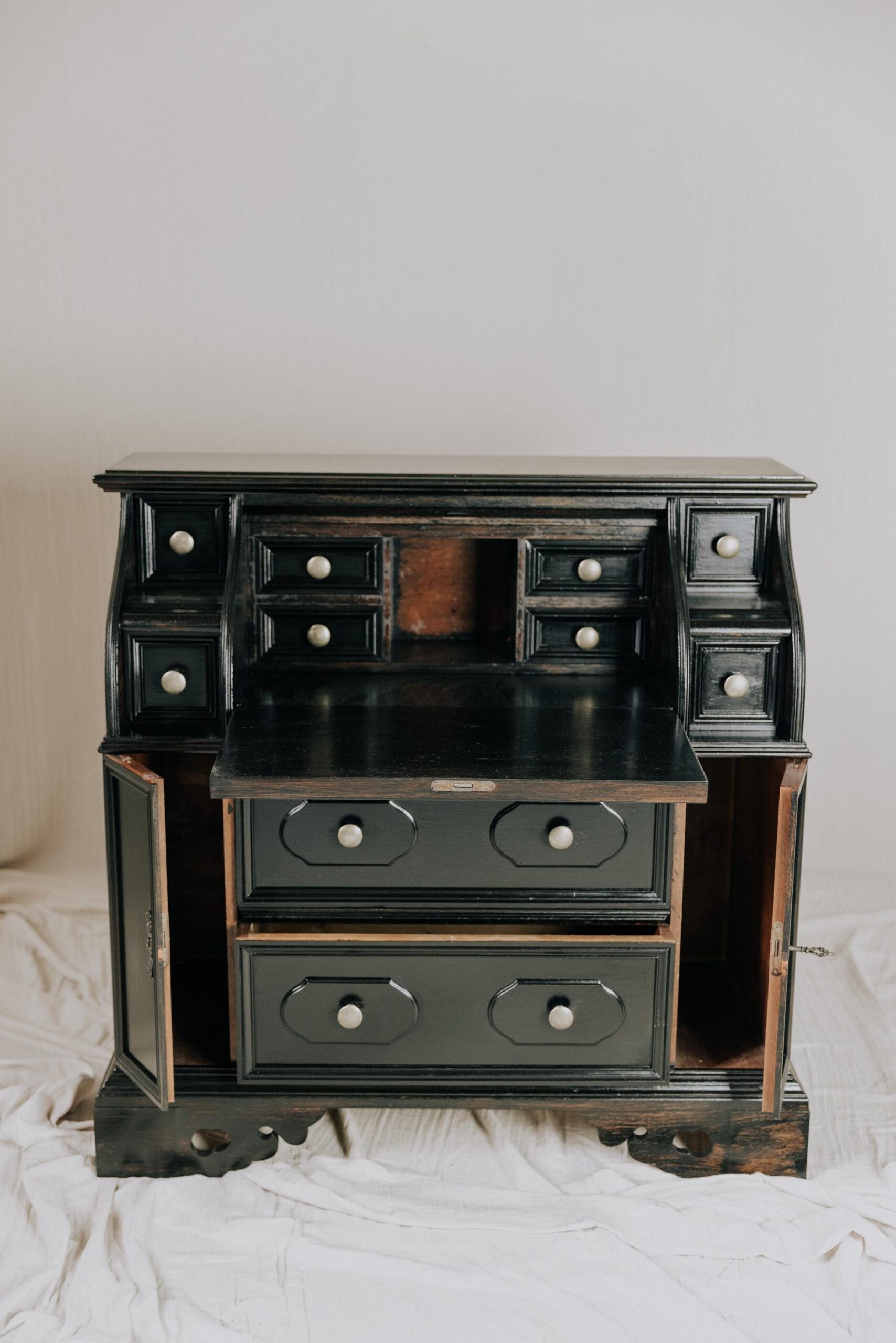 Sekretär antik schwarz aus massivem Holz – Eleganter Schreibschrank für stilvolle Einrichtung - Sekretär Vintage aus Massiv Altholz schwarz Unikat 1 Sekretär antik schwarz aus massivem Holz – Eleganter Schreibschrank für stilvolle Einrichtung - Sekretär Vintage aus Massiv Altholz schwarz – Bild 2