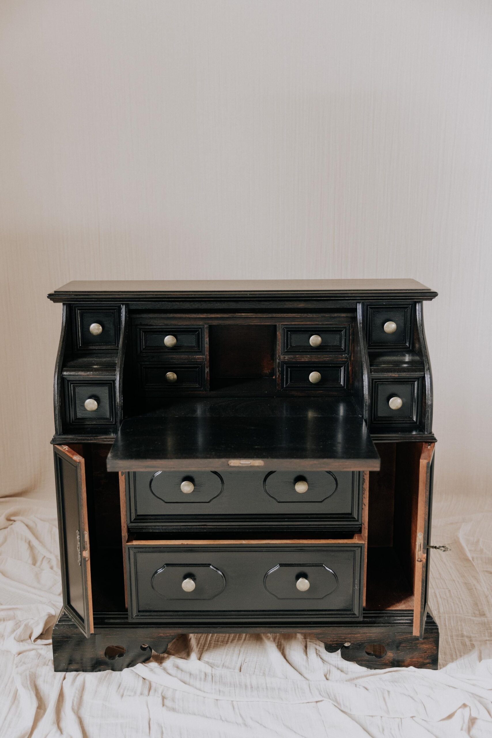 Sekretär antik schwarz aus massivem Holz – Eleganter Schreibschrank für stilvolle Einrichtung - Sekretär Vintage aus Massiv Altholz schwarz Unikat 3 Sekretär antik schwarz aus massivem Holz – Eleganter Schreibschrank für stilvolle Einrichtung - Sekretär Vintage aus Massiv Altholz schwarz – Bild 4