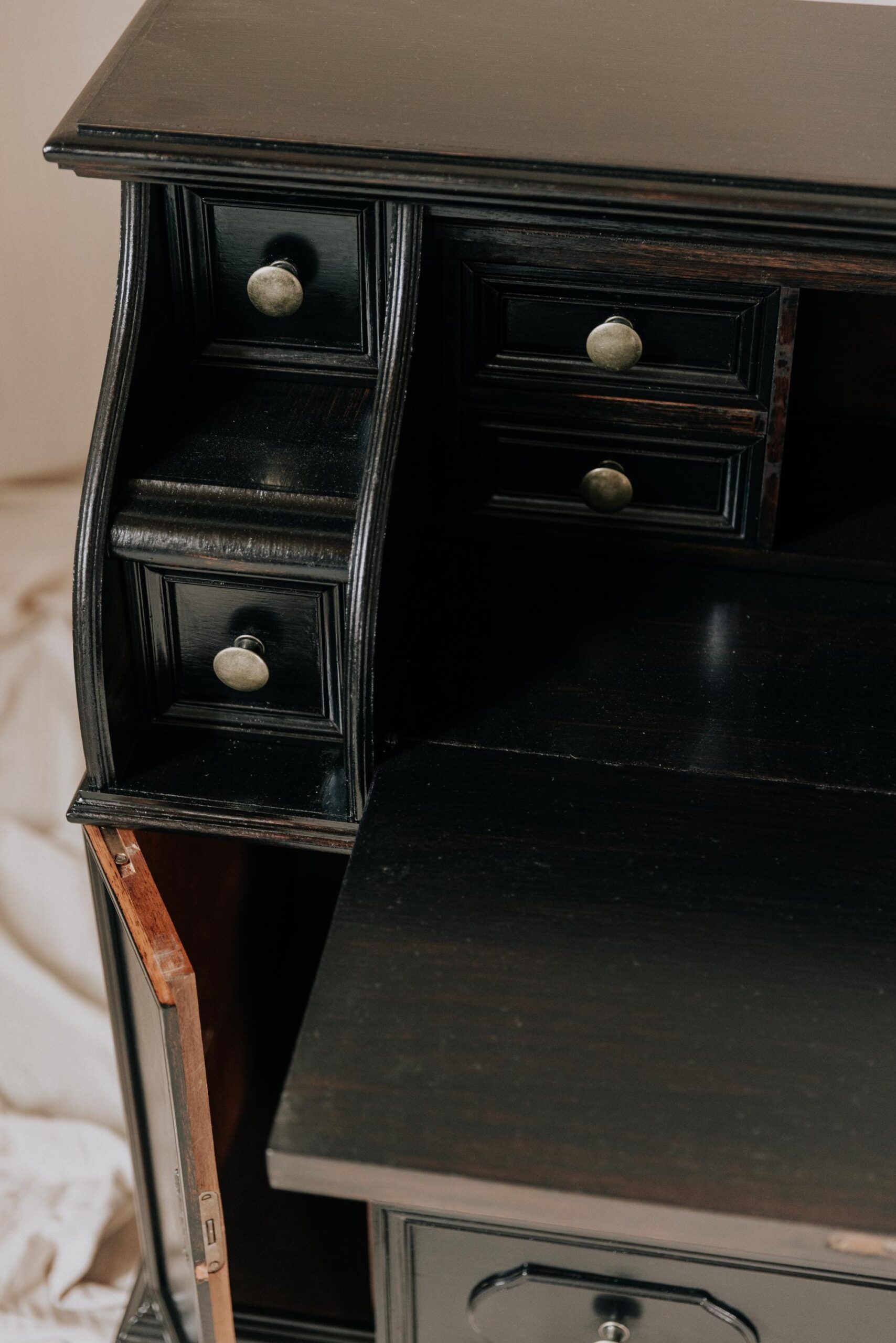 Sekretär antik schwarz aus massivem Holz – Eleganter Schreibschrank für stilvolle Einrichtung - Sekretär Vintage aus Massiv Altholz schwarz Unikat 4 Sekretär antik schwarz aus massivem Holz – Eleganter Schreibschrank für stilvolle Einrichtung - Sekretär Vintage aus Massiv Altholz schwarz – Bild 5