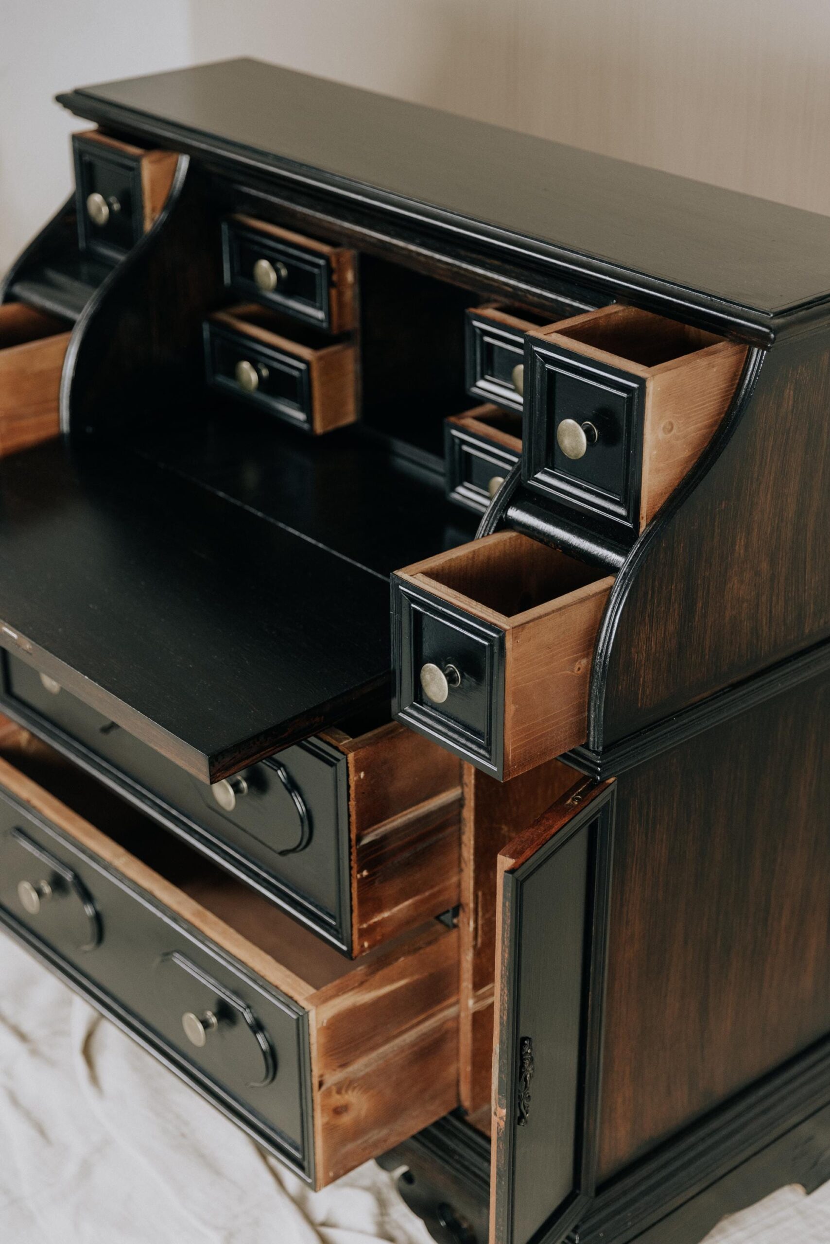Sekretär antik schwarz aus massivem Holz – Eleganter Schreibschrank für stilvolle Einrichtung - Sekretär Vintage aus Massiv Altholz schwarz Unikat 8 Sekretär antik schwarz aus massivem Holz – Eleganter Schreibschrank für stilvolle Einrichtung - Sekretär Vintage aus Massiv Altholz schwarz – Bild 9
