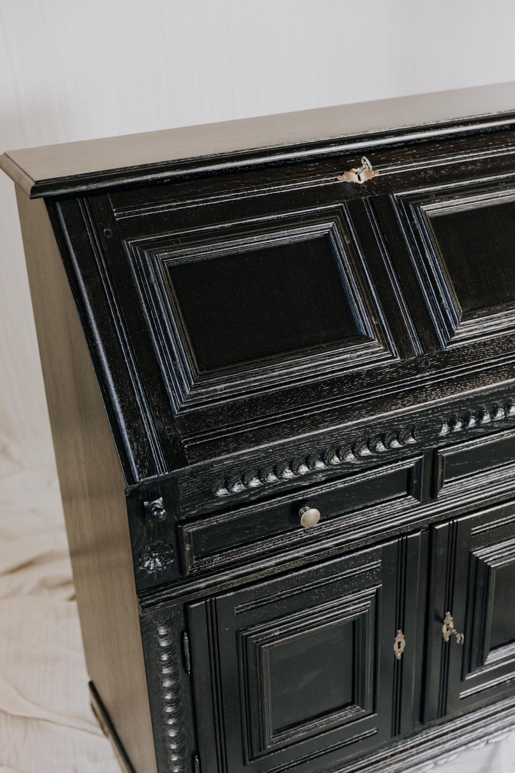 Vintage Sekretär antik schwarz aus massivem Holz – Eleganter Schreibschrank für stilvolle Einrichtung - Sekretär Vintage Massiv Altholz – Bild 4