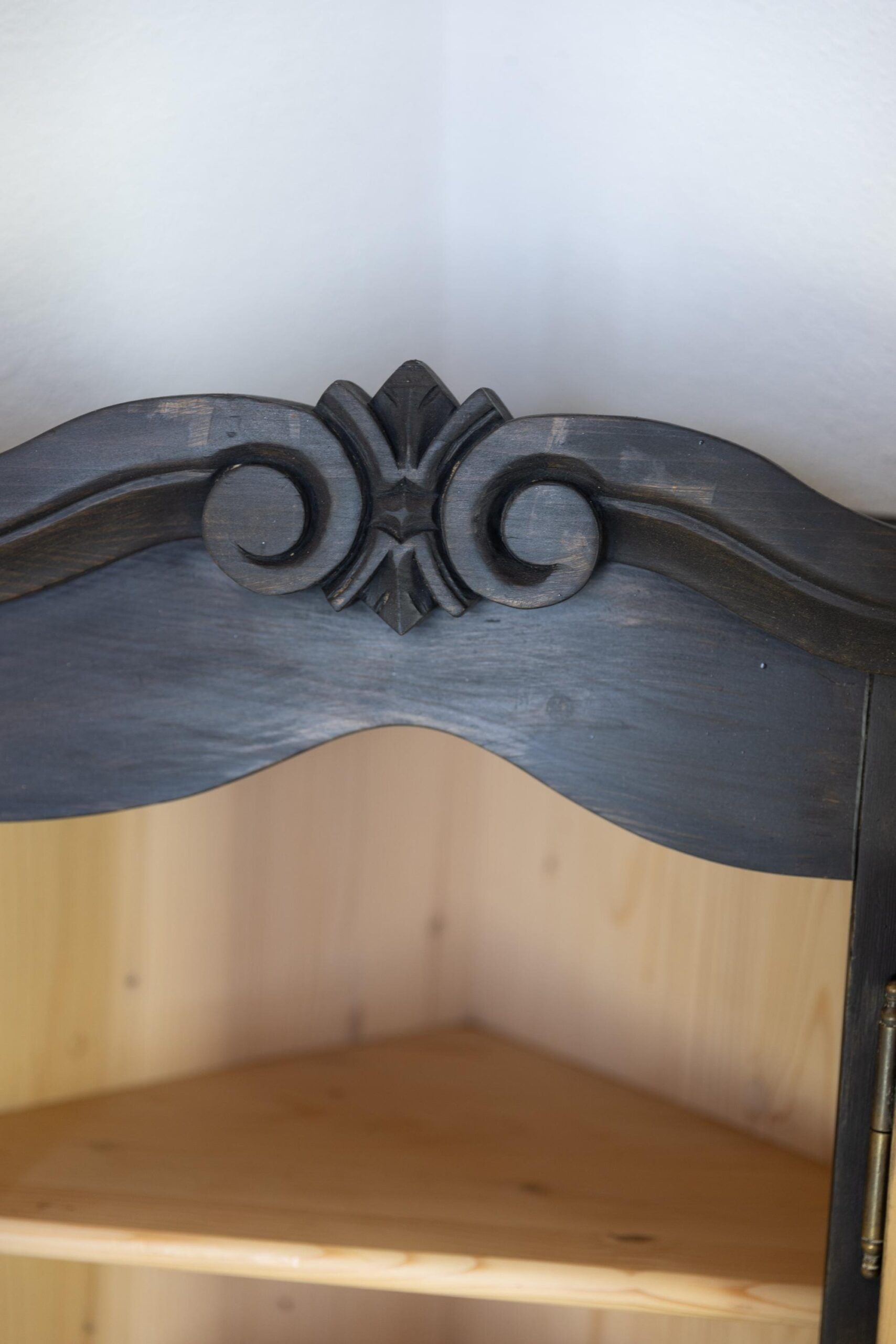 Vintage Eckschrank Wandschrank Massivholz Dunkel | Rustikaler Eckhänge-Schrank Vitrine | Landhaus Hängeschrank Holz Restauriert – Bild 3
