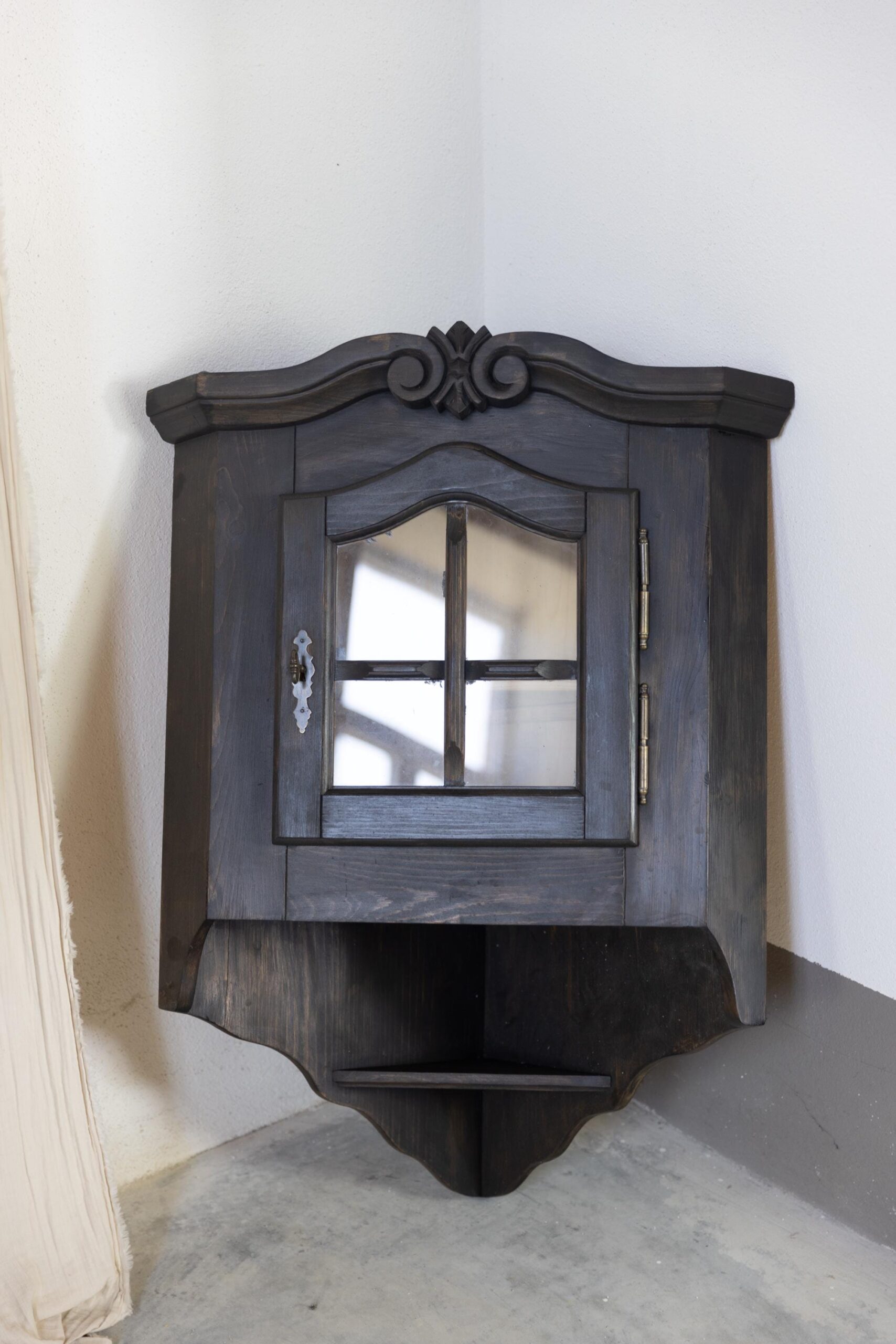 Vintage Eckschrank Wandschrank Massivholz Dunkel | Rustikaler Eckhänge-Schrank Vitrine | Landhaus Hängeschrank Holz Restauriert