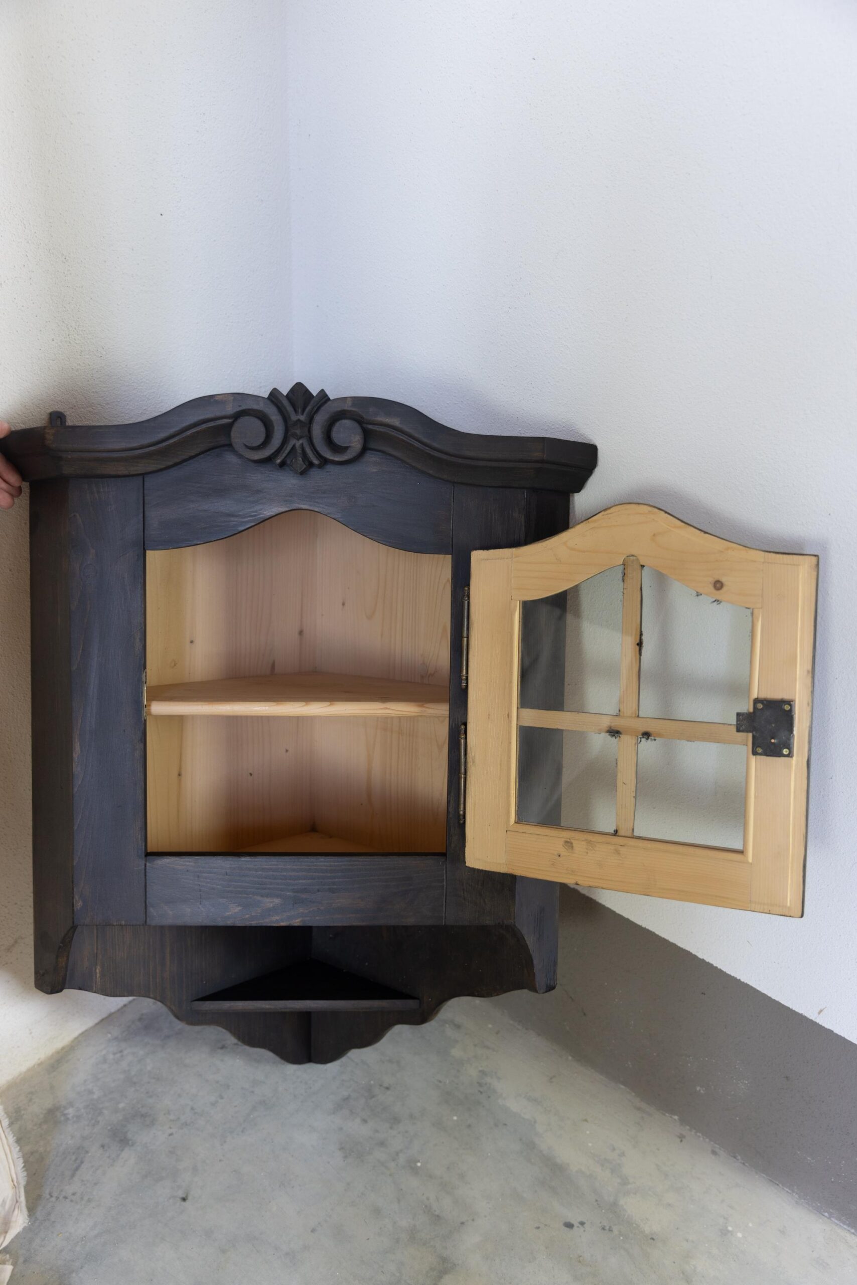 Vintage Eckschrank Wandschrank Massivholz Dunkel | Rustikaler Eckhänge-Schrank Vitrine | Landhaus Hängeschrank Holz Restauriert – Bild 2